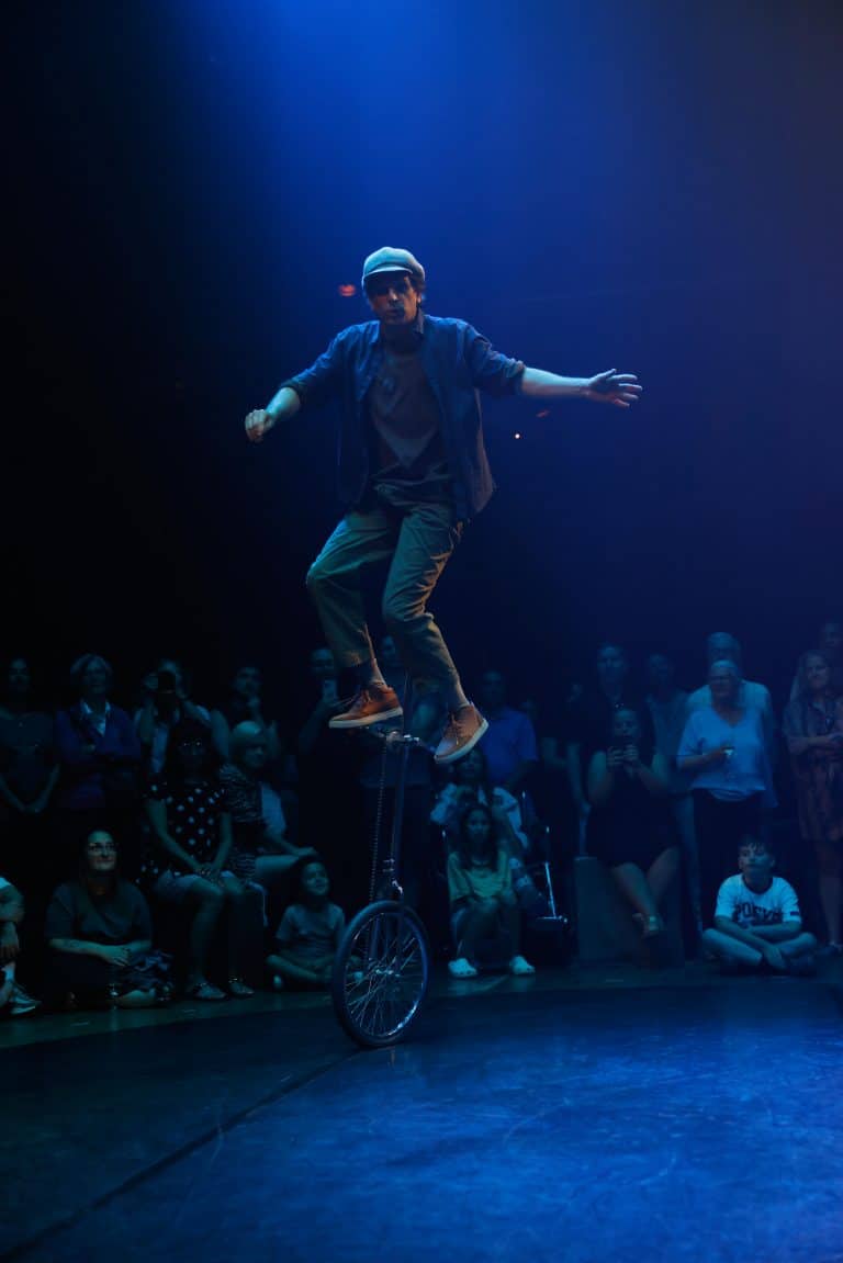 Bon Voyage_Cirque Eloize_Photo_Alexis GR. 9. jpg
